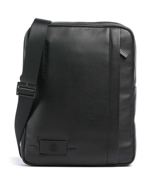 sumka-cherez-plecho-piquadro-w137-iz-zernistoi-korovei-kozhi-chernogo-tsveta