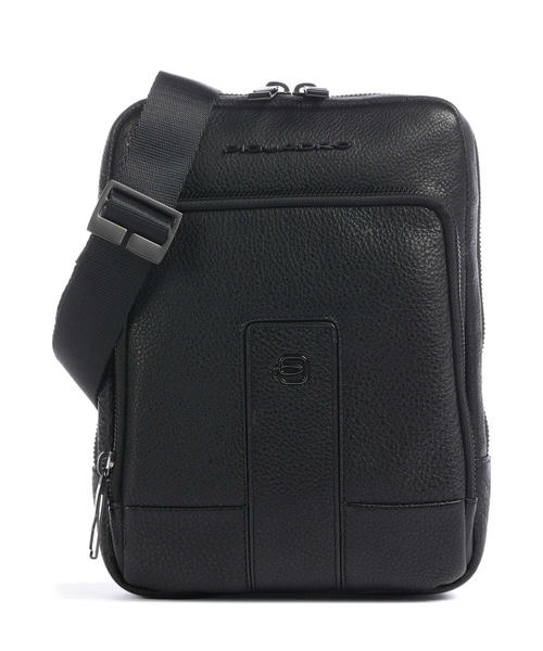 sumka-cherez-plecho-piquadro-carl-10-diuimov-iz-zernistoi-korovei-kozhi-chernaia