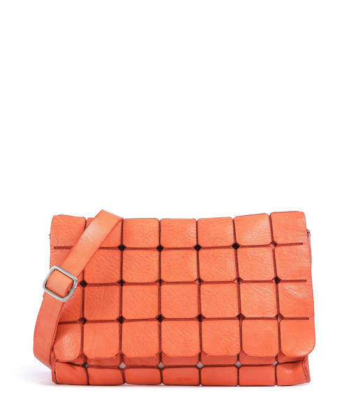 sumka-cherez-plecho-campomaggi-iz-zernistoi-korovei-kozhi-albikokka-4